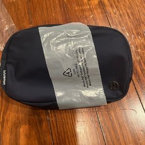 NWT lululemon everywhere belt bag true navy